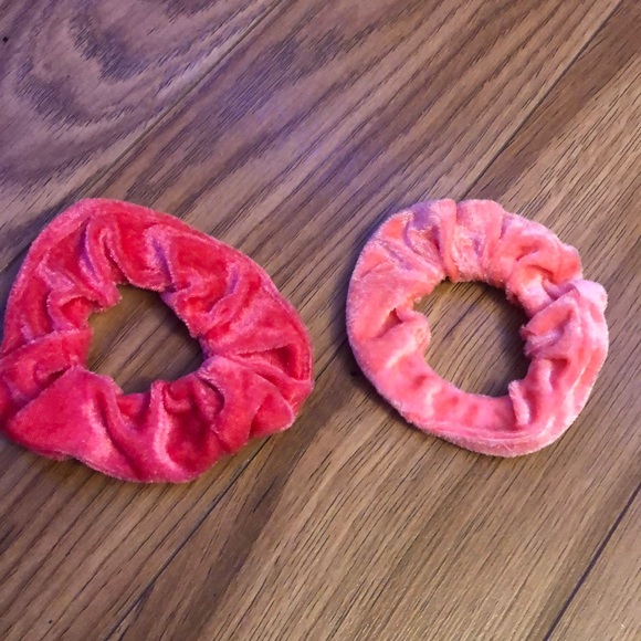 pink scrunchie set - Picture 3 of 4